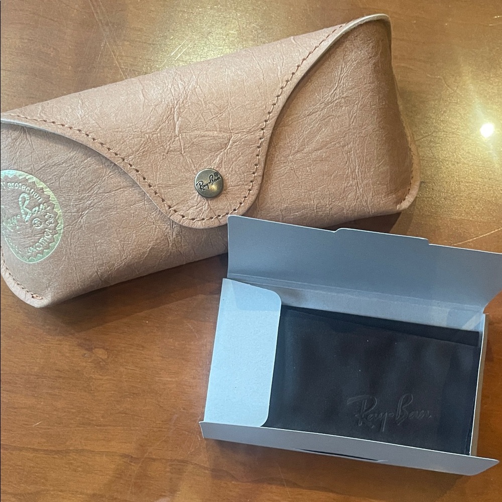 NWT Ray-Ban snap button case & cleaning cloth (no eyewear incl) - sand crackle